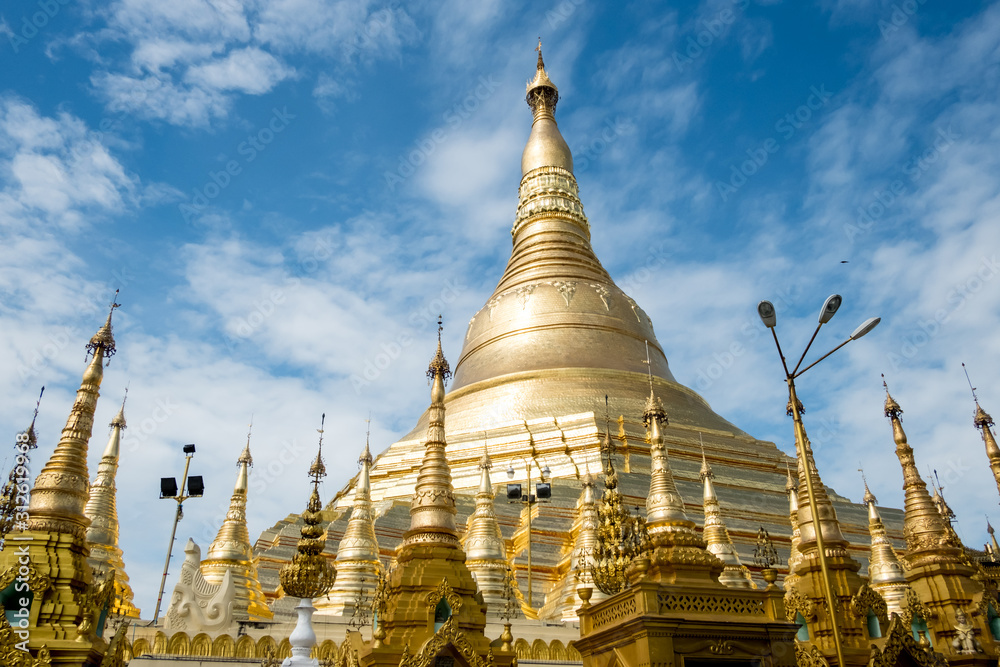 Fototapeta premium Yangon, Myanmar The beautiful view of golden Shwedagon Pagoda.