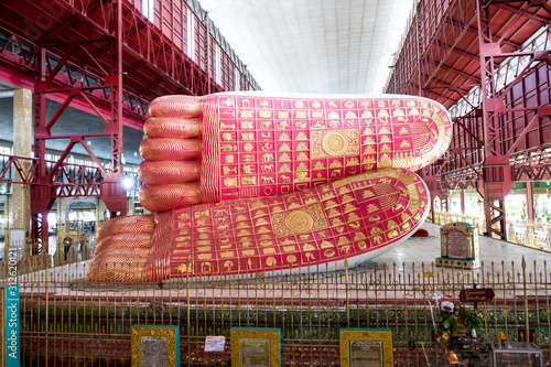 Obraz na płótnie Beautiful Reclining Buddha Chauk htat gyi