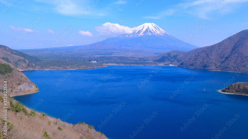 富士河口湖町　富士山と本栖湖