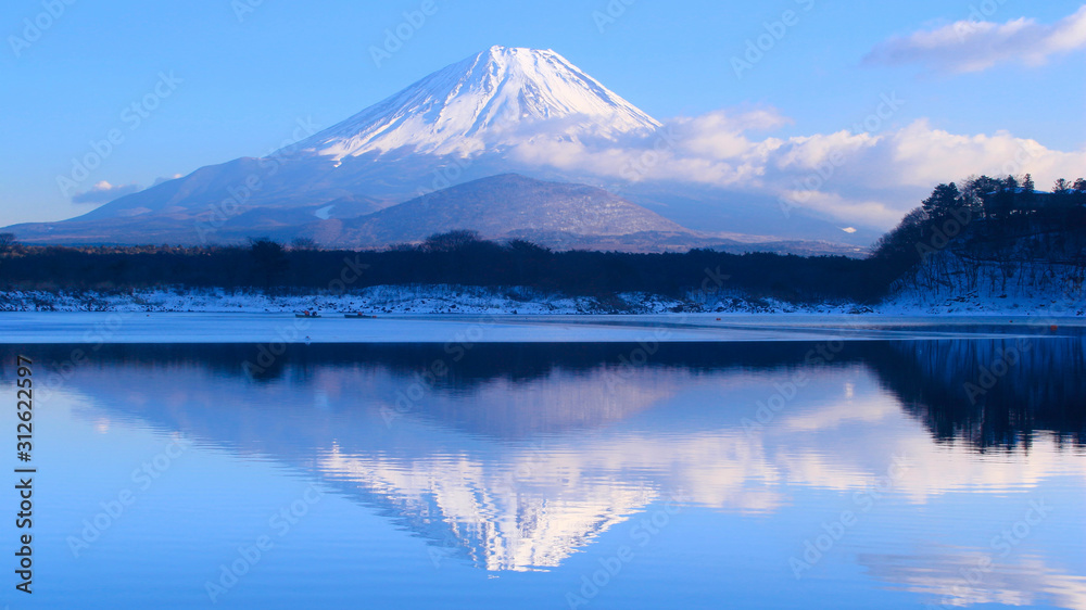 富士河口湖町　富士山と精進湖