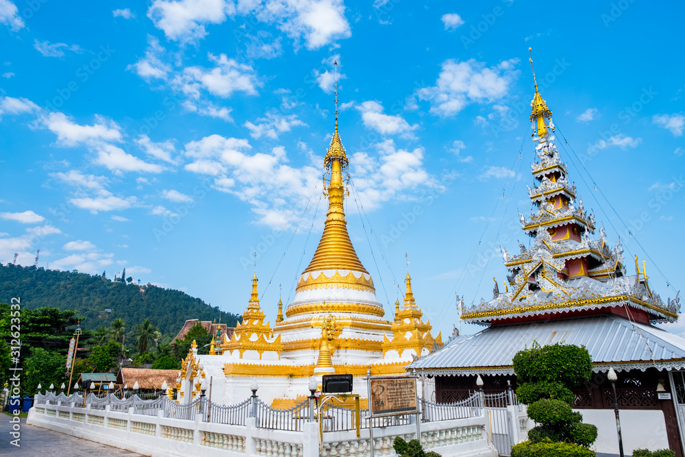 Naklejka premium Wat Chong Kham, Mae Hong Son, Thailand.