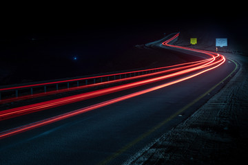 Papier peint photo Autoroute de nuit Route sinueuse Eilat traînées lumineuses  © Thomas