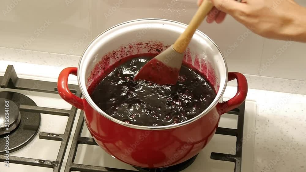 preparation of black currant jam