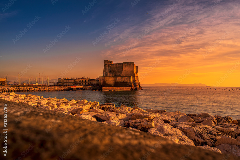 Sonnenuntergang in Neapel: Die Burg 'Castel dell'Ovo' im Abendlicht Sonnenuntergang in Neapel: Die Burg 'Castel dell'Ovo' im Abendlicht