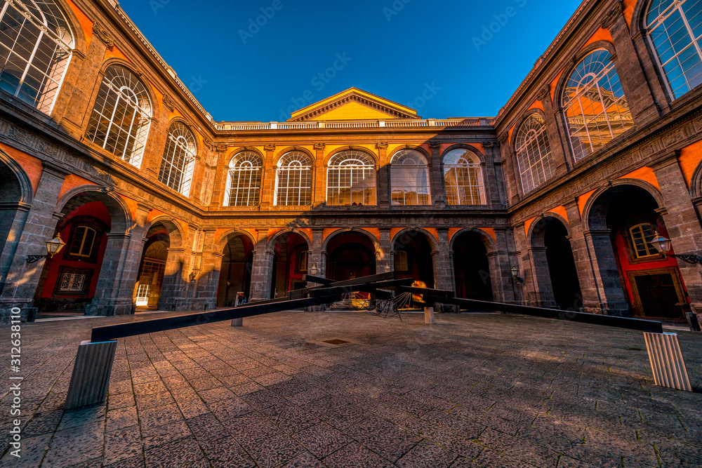 Fototapeta premium Sehenswürdigkeit in Neapel: Der Königspalast 'Palazzo Reale di Napoli'