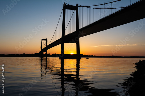 Sonnenuntergang über der Neue Kleiner-Belt-Brücke in Middelfart
