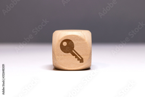 Pictogramme de clé sur cube en bois