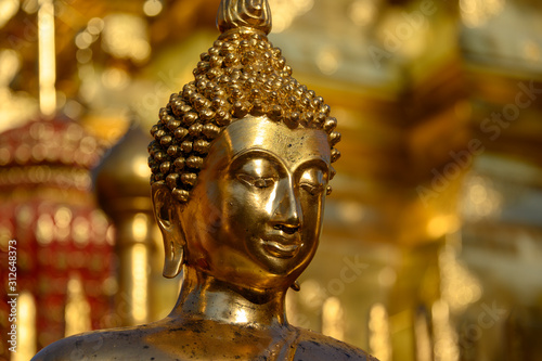 Statues de bouddha © jjfoto