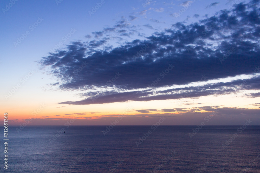 夜明け前の海