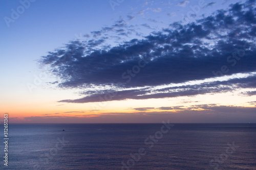 夜明け前の海 © Makoto