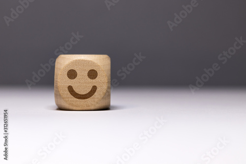 Pictogramme smiley sur cube en bois