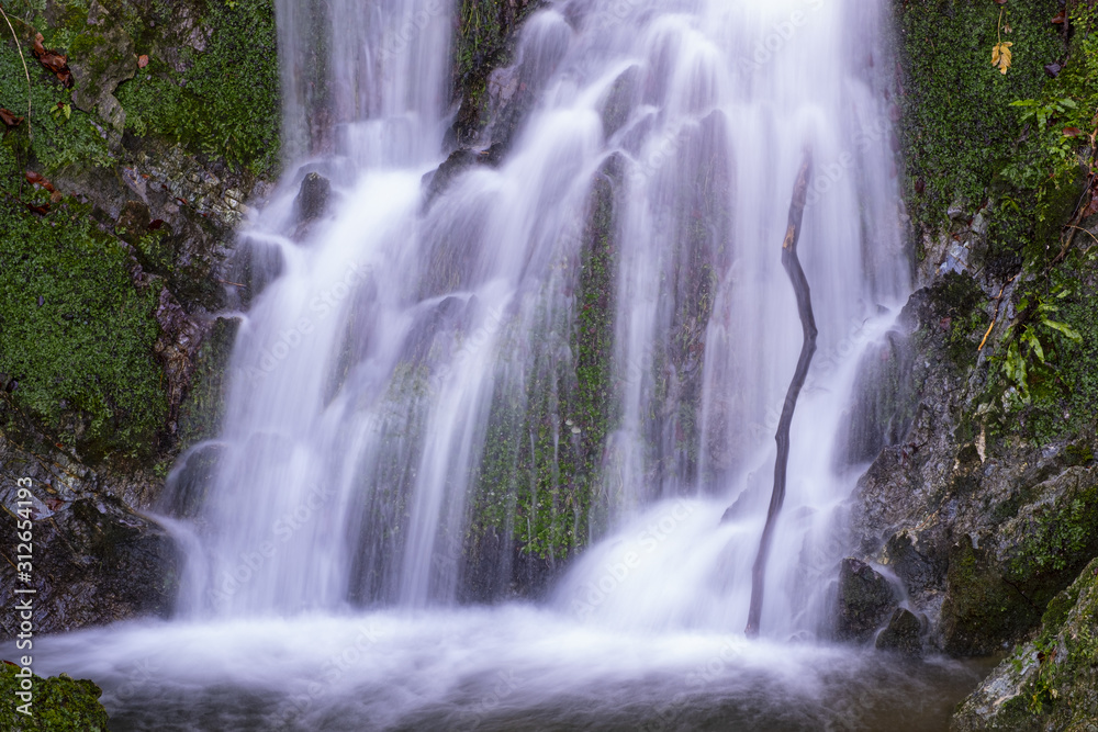 Obraz premium Waterfall in the reservoir of Leurtza, Navarra