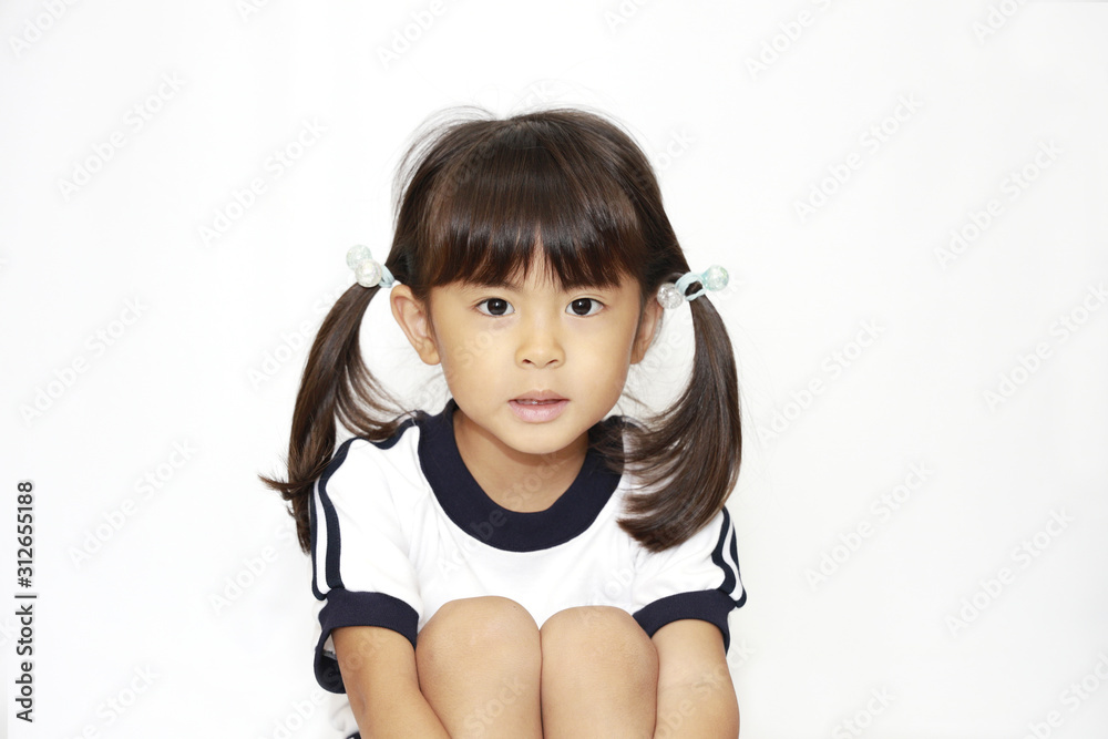 体操服で体育座りをする幼児(4歳児) (白バック)
