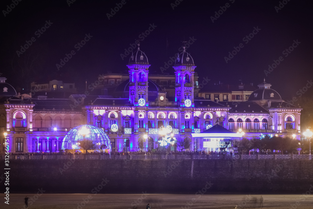 Fototapeta premium Cityscape of San Sebastian at night (Basque Country, Spain)