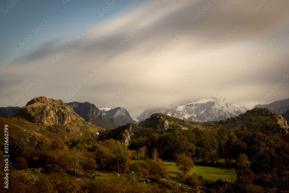 Fototapeta premium Vista invernal de los Picos de Europa