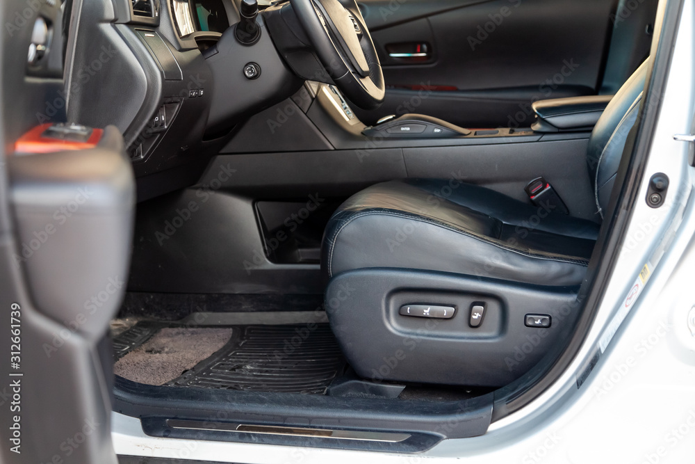 Comfortable front seats inside the car: the driver and passenger, tied with genuine black leather, modern interior design, the steering wheel covered with black wood and a luxurious center console. Comfortable front seats inside the car: the driver and passenger, tied with genuine black leather, modern interior design, the steering wheel covered with black wood and a luxurious center console.