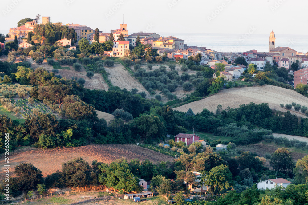 Mondolfo, Pesaro Urbino, Marche.. Panoramica al tramonto