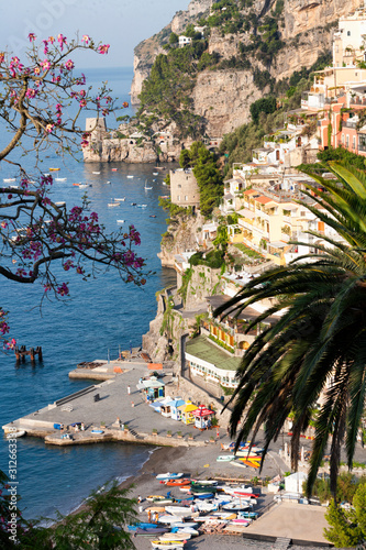  Positano, Costa Amalfitana, Salerno. Veduta del borgo sulla costa a primavera con palmarimavera