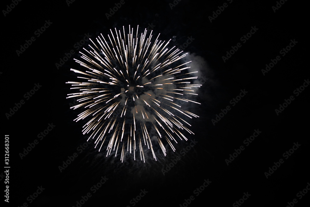 Sternenstaub. Explosion einer Feuerwerksrakete Sternenstaub. Explosion einer Feuerwerksrakete