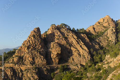 Corse. Corsica. piana. Les calanches de Piana, site classé au patrimoine mondial de l'humanité par l'UNESCO. Sous un soleil de fin de journée, les rochers, les pins et la mer Méditerrannée. The Calan