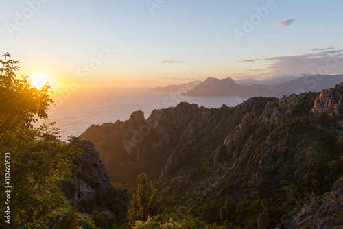 Corse. Corsica. piana. Les calanches de Piana, site classé au patrimoine mondial de l'humanité par l'UNESCO. Sous un soleil de fin de journée, les rochers, les pins et la mer Méditerrannée. The Calan