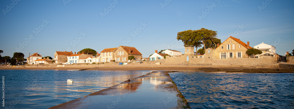 Village du Vieil vu de la mer sur l'Île de Noirmoutier en France