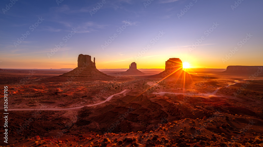 Glasschilderij met Beautiful sunrise over the red rocks of Monument Valley in Arizona #312670705