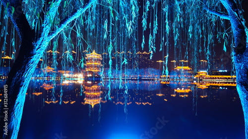 	中国　西安　大雁塔　広場　夜景