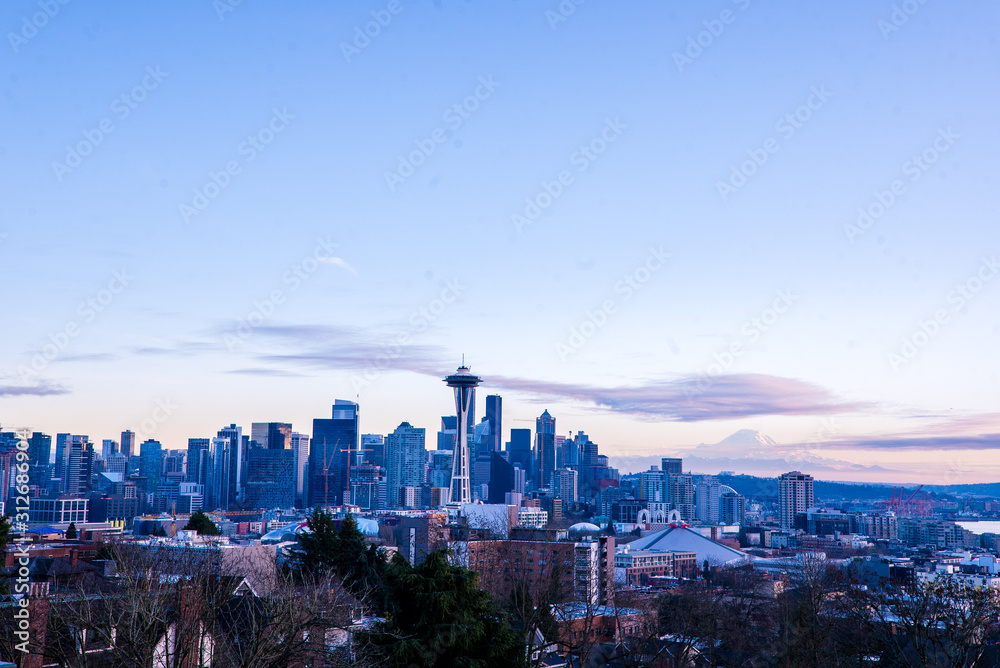 Sunset view of Seattle skyline and Mount Rainier, WA, USA - obrazy, fototapety, plakaty 