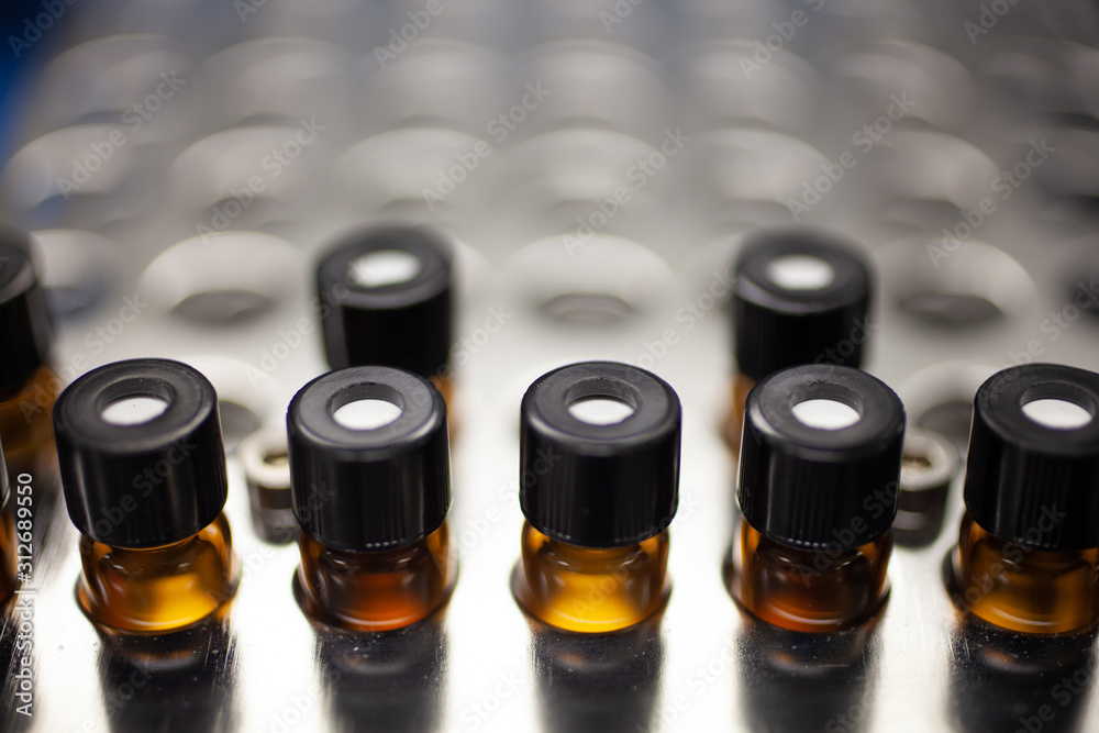 Obraz premium Sample bottles ready for spectrometer analysis in laboratory