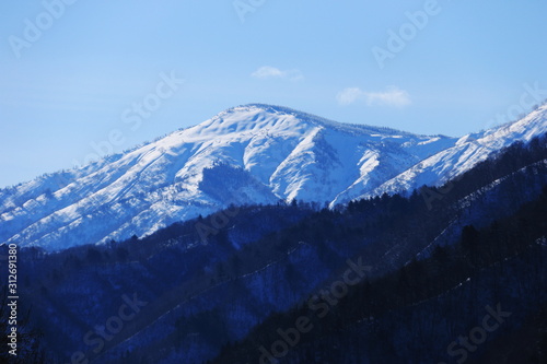 日本の冬 檜枝岐村 伊南川の雪景色 長道橋より会津駒ヶ岳を望む 