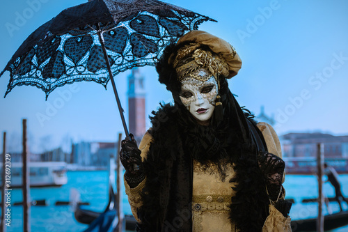 femme costum�e masqu�e avec ombrelle venise