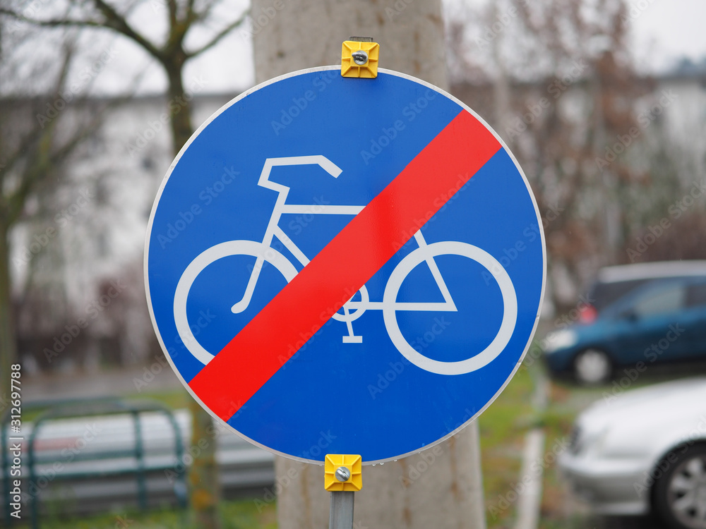 durchgestrichen-verkehrszeichen-radweg-ende-stock-photo-adobe-stock