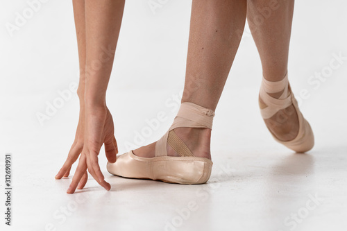 Woman ballerina dance © SHOTPRIME STUDIO