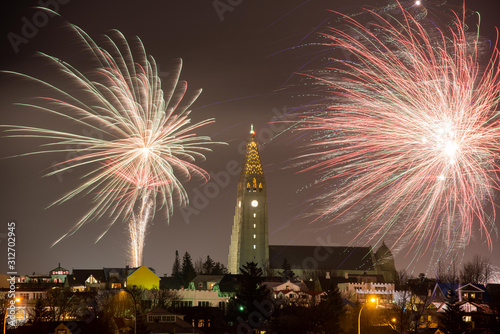 Mit einem Silvesterfeuerwerk über der isländischen Hauptstadt begrüßen die Isländer das neue Jahr. / The Icelanders greet the new year with New Year's Eve fireworks over the Icelandic capital.