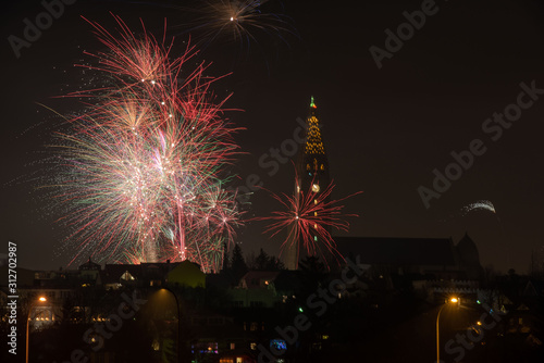 Mit einem Silvesterfeuerwerk über der isländischen Hauptstadt begrüßen die Isländer das neue Jahr. / The Icelanders greet the new year with New Year's Eve fireworks over the Icelandic capital.