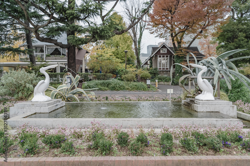 東京都千代田区日比谷にある都心にある公園の池にある２匹のペリカンの像