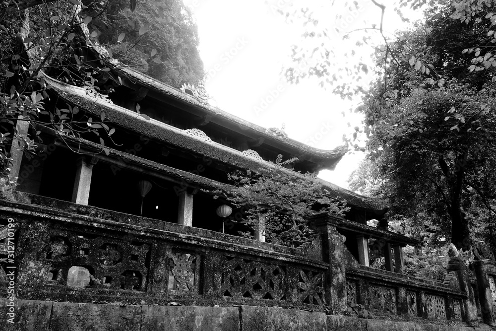 Fototapeta premium Vietnam Tam Coc Pagoda Bich Dong