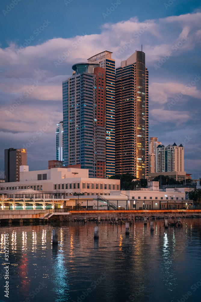 Obraz premium Buildings along Manila Bay in Ermita, Manila, The Philippines