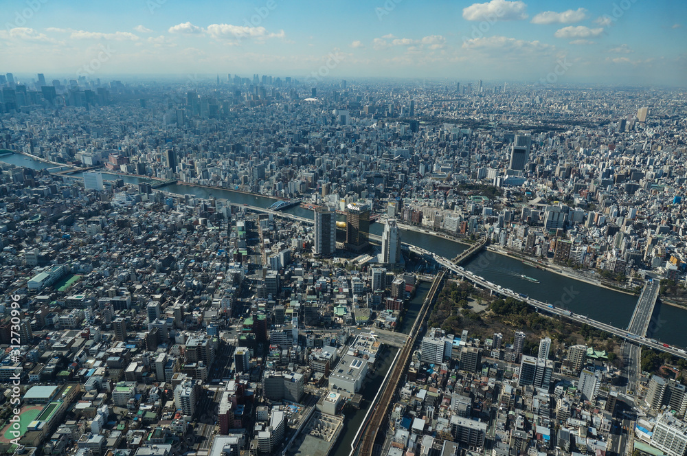 東京の都市風景　浅草周辺から都心を眺める