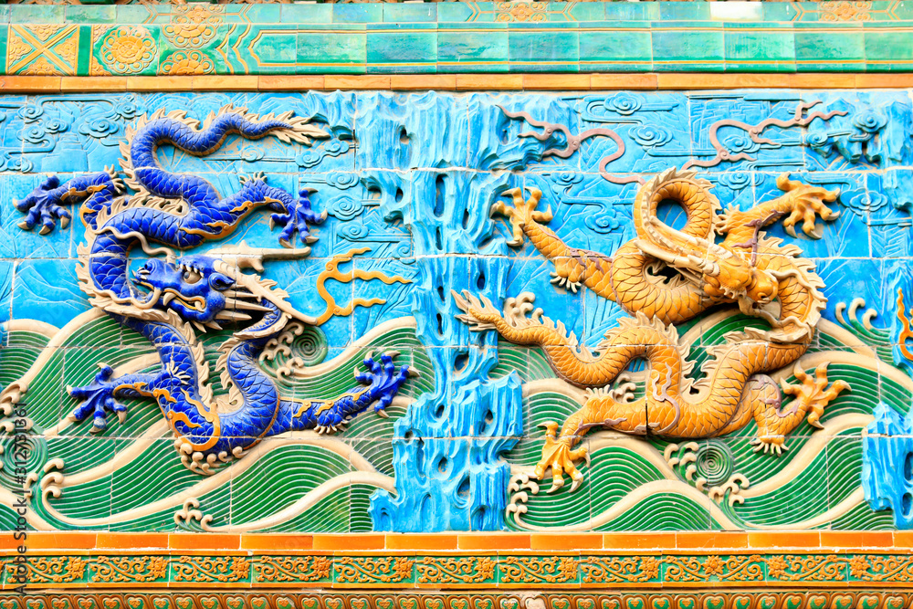Fototapeta premium Chinese glazed tile dragon sculpture
