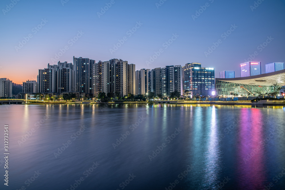Naklejka premium Nocny widok na Phoenix Lake Park, Nansha, Guangzhou, Chiny