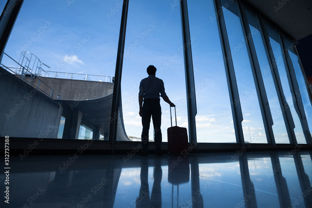 Φωτογραφία travel, silhouette of passenger in airport, man with luggage waiting for the fli