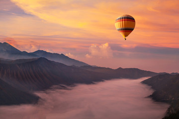 Acrylglasbilder Ballon Heißluftballonfahrt bei farbenfrohem Sonnenaufgang  © Song_about_summer