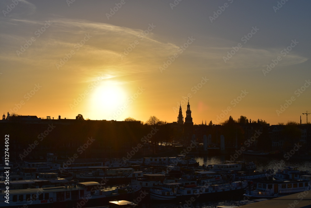 Fototapeta premium Atardecer desde el museo Nemo de Amsterdam