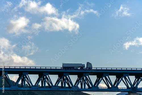 Camion cisterna sobre un puente o viaducto de metal