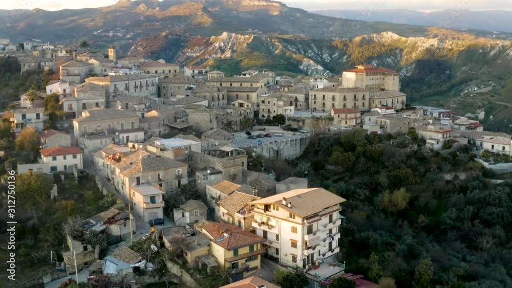 Siderno Superiore, un piccolo borgo in Calabria visto dall'alto Siderno Superiore, un piccolo borgo in Calabria visto dall'alto