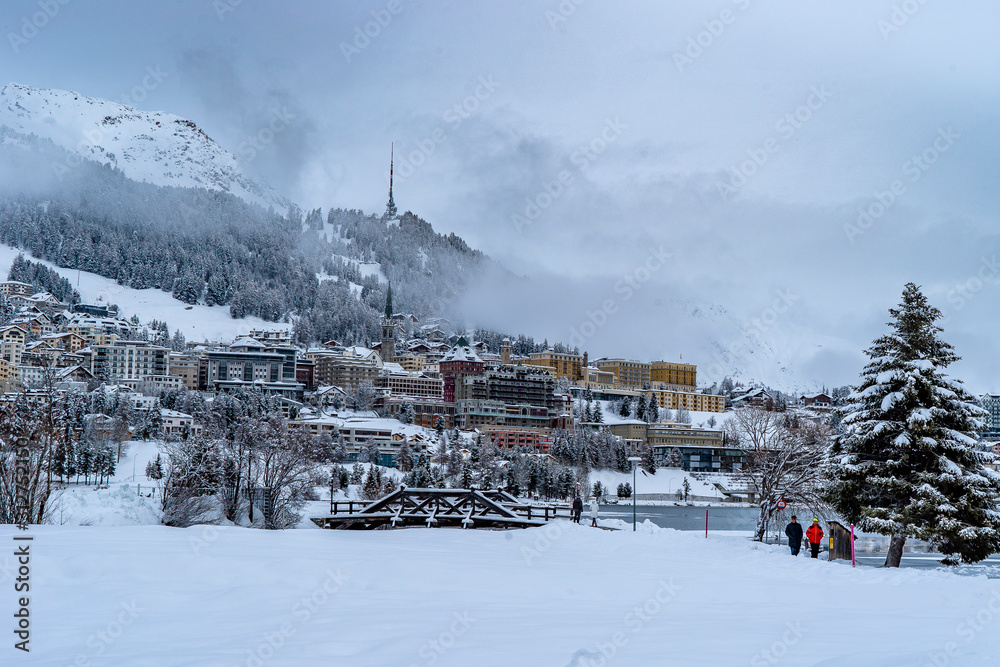 vue sur la ville de St-Moritz dans les Grisons dans les alpes suisses sous la neige avec un temps neigeux et des nuages gris vue sur la ville de St-Moritz dans les Grisons dans les alpes suisses sous la neige avec un temps neigeux et des nuages gris