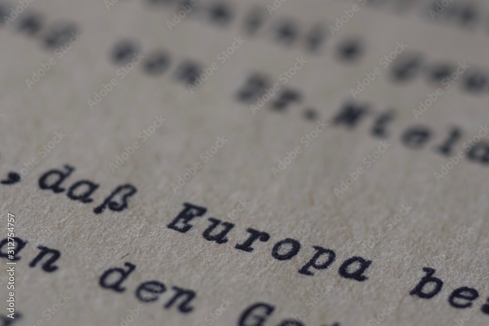 schräger schriftzug europa auf büttenpapier antik alt schräger schriftzug europa auf büttenpapier antik alt
