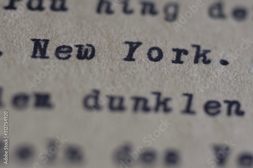 alte antike schreibmaschinenschrift auf grobem papier New York  photo